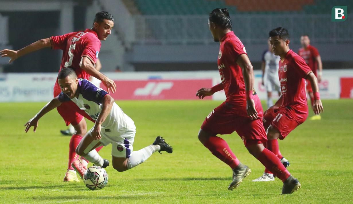 Kegagalan Harrison Cardoso mengonversikan peluang emas itu sekaligus menandai akhir dari partai Persija kontra Persita. Kedua tim harus puas dengan hasil imbang 1-1. (Bola.com/M Iqbal Ichsan)