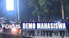 Anggota Marinir juga membersihkan jalan dari sisa-sisa aksi mahasiswa.