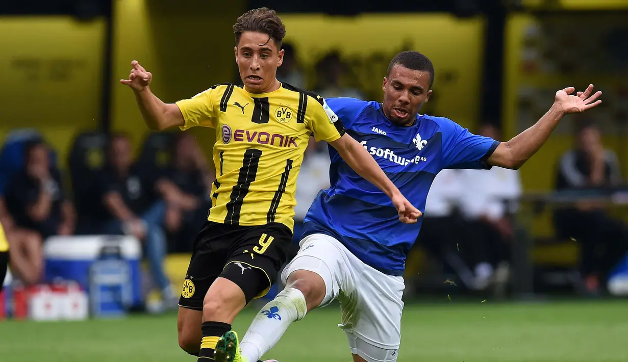 Emre Mor. Pada musim 2016/2017, pemain yang mewarisi jersey nomor 9 yang ditinggalkan Adnan Januzaj adalah Emre Mor yang didatangkan dari Nordsjaelland. Hanya bertahan satu musim, ia tampil dalam 19 laga dan hanya mencetak 1 gol dan 2 assist. (AFP/Patrik Stollarz)
