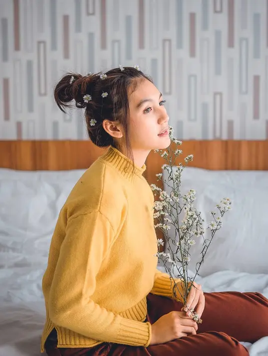 Aura kecantikan Fiolina Tejaay semakin terlihat saat menguncir rambutnya. Gayanya yang syahdu ini pun banjir pujian netizen yang menyebutnya cantik memesona. Gaya yang selalu curi perhatian inilah membuat nama Fiolina mulai dikenal publik. (Liputan6.com/IG/@fiolinatejaay)