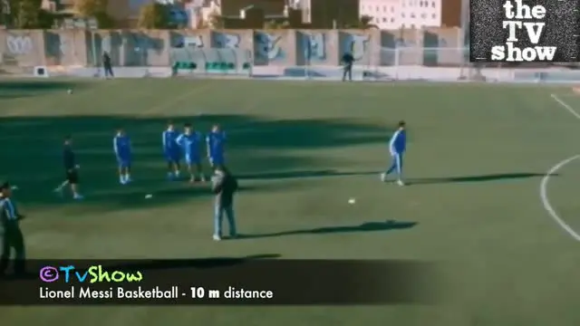 Messi Gunakan Kehebatan Kakinya Untuk Bermain Basket