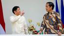 Presiden Indonesia Joko Widodo atau Jokowi (kanan) berbincang dengan Presiden Filipina Ferdinand Marcos Jr (kiri) saat pertemuan di Istana Kepresidenan Bogor, Bogor, Jawa Barat, Senin (5/9/2022). Kemenangan Marcos Jr disebut tak lepas dari TikTok dan generasi muda yang tidak tahu pemerintahan diktator Marcos. (AP Photo/Achmad Ibrahim, Pool)