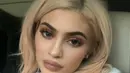 Kylie Jenner tampak cantik dengan rambut blonde. (instagram/kyliejenner)