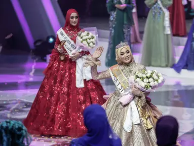 Finalis dari Malaysia, Uyaina Arshad melambaikan tangan seusai dinobatkan sebagai Puteri Muslimah Asia 2018 pada malam final di di Studio 6 Emtek, Jakarta, Senin (7/5). Uyaina Arshad berhasil menyisihkan 17 peserta. (Liputan6.com/Faizal Fanani)