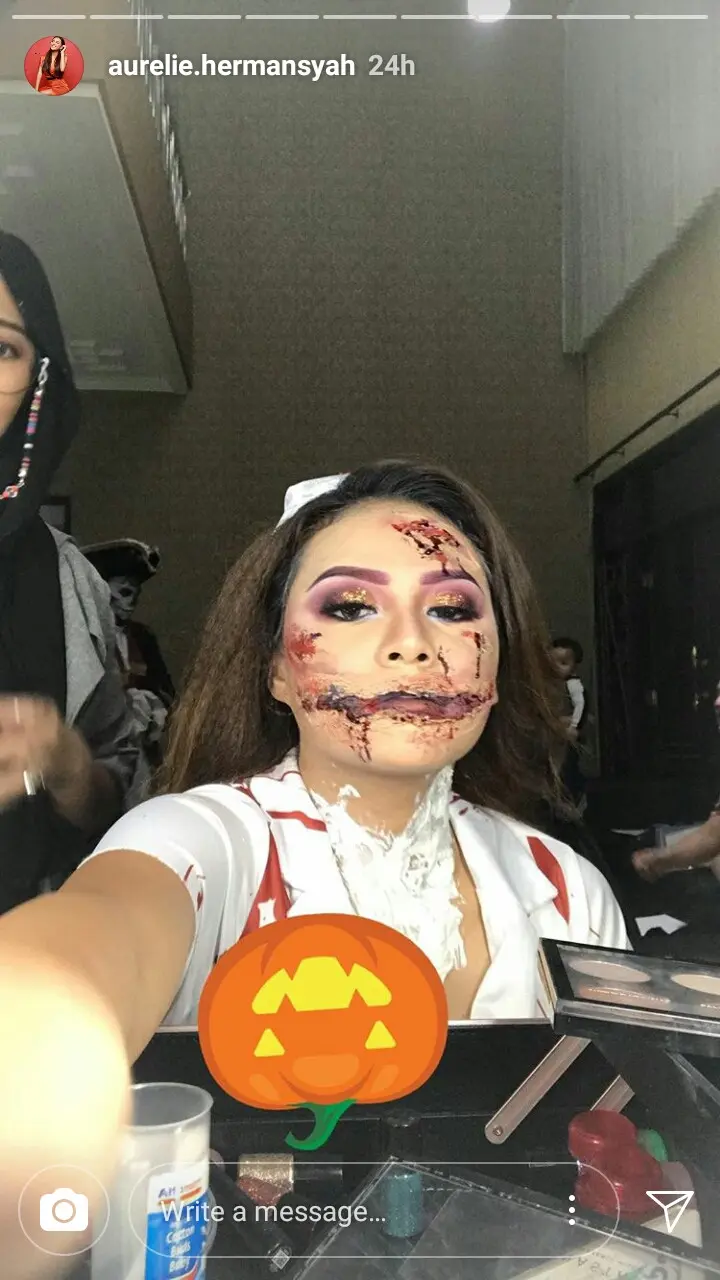 Aurel Hermansyah saat di make up untuk memeriahkan acara Halloween. (Instagram @aurelie.hermansyah)