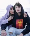 Gaya couple enggak melulu identik dengan baju twinning. Seperti Dinda Kirana dan Naufal Samudra yang tampil dengan tampilan streetwear pakai sweater oversized beda warna. (Foto: Instagram @dindakirana.s)