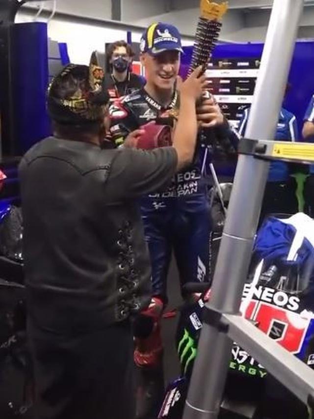 Fabio Quartararo mendapat trofi khusus dari Ketua Adat Sasak