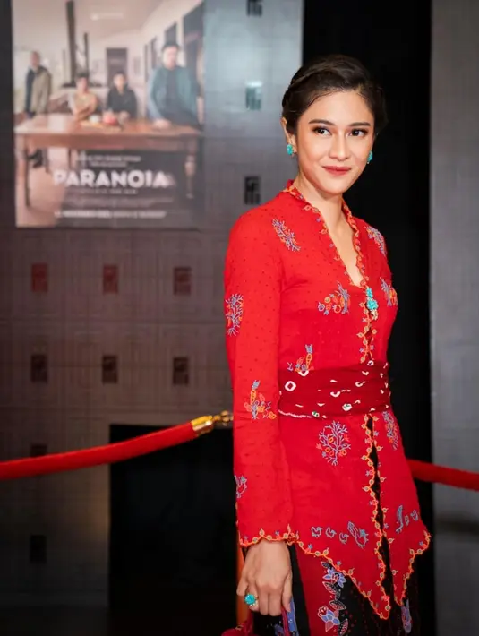Saat menghadiri sbeuah acara, Dian Sastrowardoyo terlihat menggunkan kebaya berwarna merah serta memadukan selendang berwarna senada yang diikat pada pingganggnya. Dalam penampilannya ini, Dian Sastro memilih menggunakan aksesoris berwarna turquoise untuk cincin dan anting. (Liputan6.com/IG/@therealdisastr)