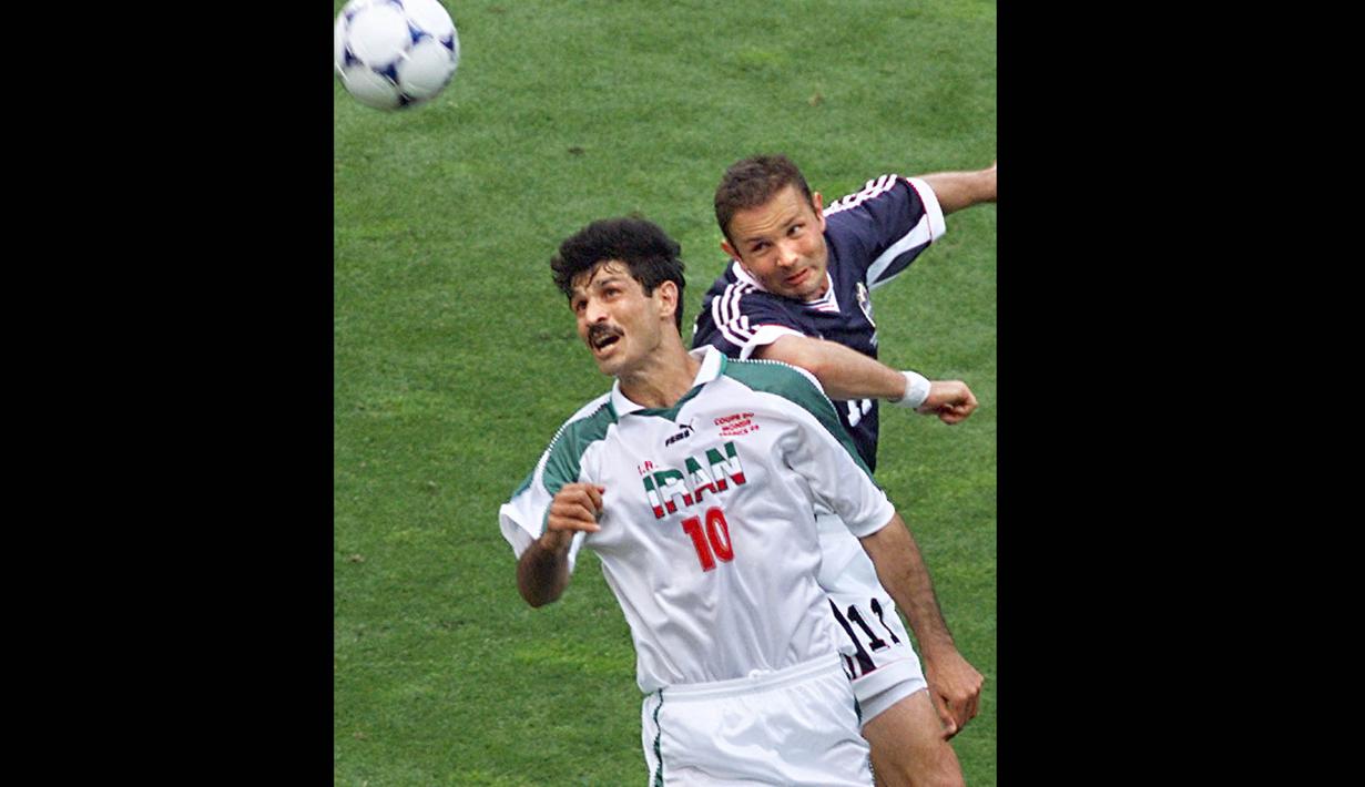 Satu grup bersama Jerman, Yugoslavia, dan Amerika Serikat, Ali Daei akhirnya membawa Iran lolos ke Piala Dunia 1998 setelah 20 tahun gagal mencicipi turnamen sepak bola terbesar di dunia. (Foto: AFP/Pascal George)