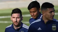 Gelandang Argentina, Lionel Messi, berlari ringan saat latihan di Valdebebas, Madrid, Senin (18/3). Latihan ini merupakan persiapan jelang laga persahabatan melawan Venezuela. (AFP/Gabriel Bouys)
