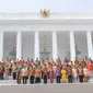 Presiden Joko Widodo dan Wakil Presiden Jusuf Kalla berpose bersama para Menteri didampingi pasangannya masing-masing, Jakarta, Senin (27/10/2014). (Liputan6.com/Herman Zakharia)