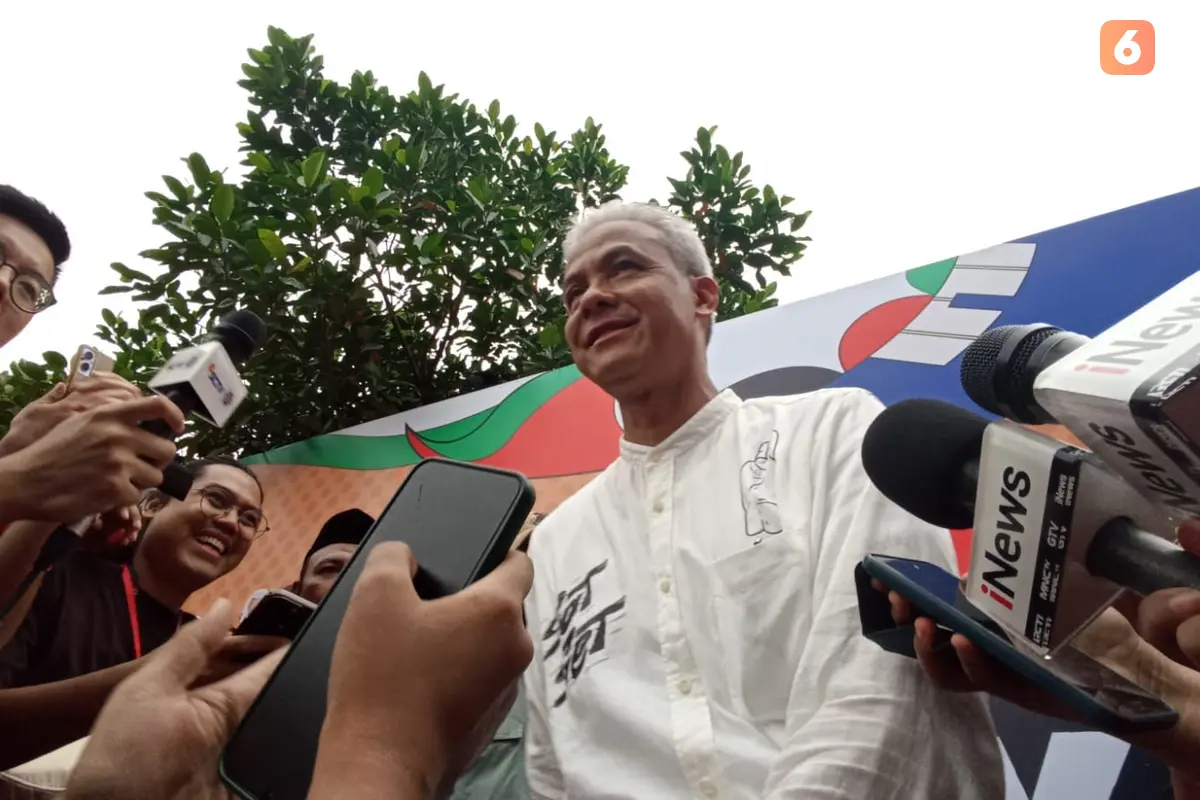 Calon Presiden nomor urut O3 Ganjar Pranowo sedang memberikan keterangan kepada wartawan setelah orasi kampanye akbar di RTH Maron Genteng Banyuwangi (Hermawan Arifianto/Liputan6.com)