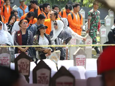 Warga menghadiri pemakaman Presiden ke-3 RI BJ Habibie di TMP Kalibata, Jakarta, Kamis (12/9/2019). Proses pemakaman Habibie terbuka untuk umum. (Liputan6.com/Herman Zakharia)