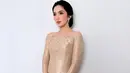 <p>Baru-baru ini, Ussy dipercaya jadi salah satu bridesmaid di pernikahan temannya. Ia tampil cantik dengan mengenakan kebaya bernuansa gold. [Foto: instagram.com/ussypratama]</p>