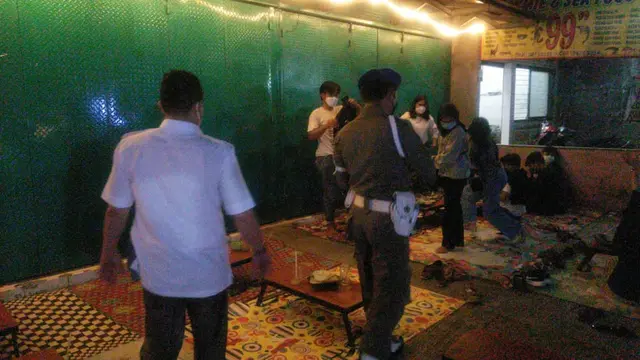 Aparat gabungan membubarkan kerumunan di tempat hiburan malam Kabupaten Bekasi saat PPKM level 3