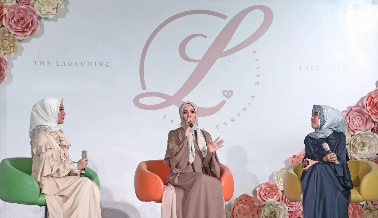 Aktris Laudya Cynthia Bella memberi keterangan saat launching hijab Lacelove by Laudya Cynthia Bella di kawasan Sudirman, Jakarta, Selasa (31/10). Bella memamerkan rancangannya sebanyak 22 hijab. (Liputan6.com/Herman Zakharia)
