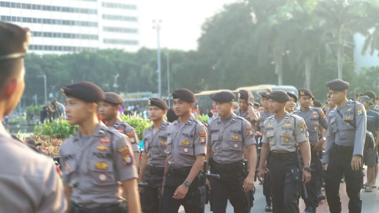 sejumlah aparat kepolisan berjaga di kawasan Bundaran HI saat acara Car Free Day (CFD). (Liputan6.com/Putu Merta Surya Putra)