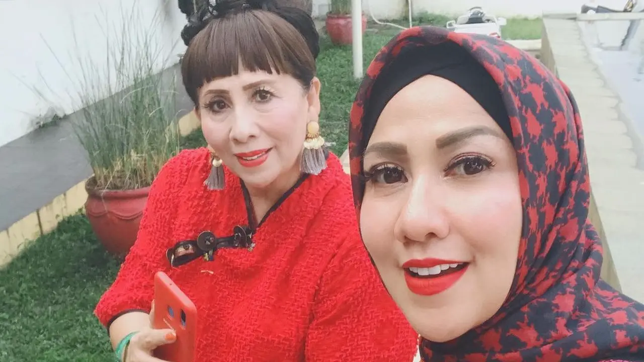 6 Potret Kebersamaan Venna Melinda dan Ibunda, Tetap Hangat Meski Beda Agama