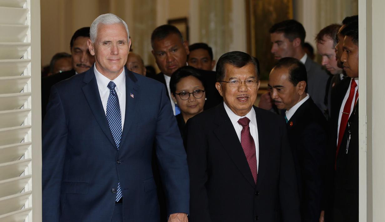 Wakil Presiden Jusuf Kalla saat menyambut Wakil Presiden Amerika Serikat (AS) Michael R. Pence untuk melakukan pertemuan bilateral di Istana Wakil Presiden, Jakarta, Kamis (20/4). (AP Photo/Achmad Ibrahim/Pool)