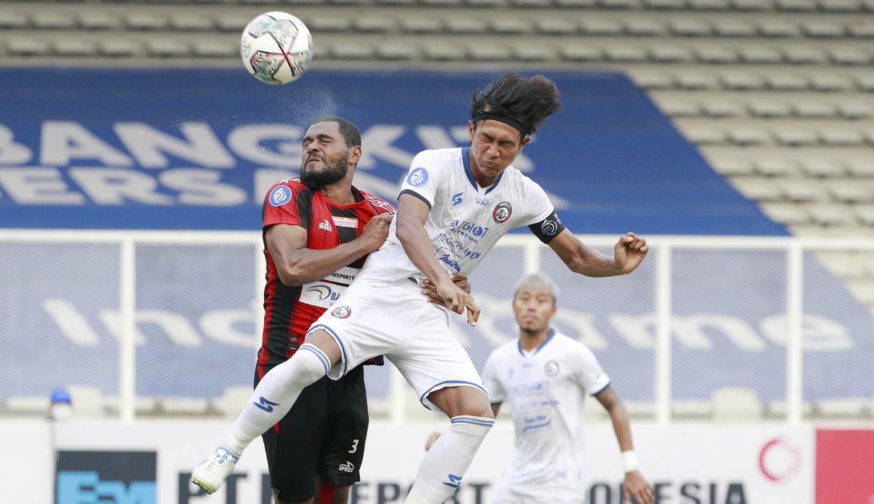 Johan Alfarizi (kanan) sempat dipanggil Shin Tae-yong untuk memperkuat Timnas Indonesia berlaga di Play-off Piala Asia 2023. Sayangnya hal tersebut gagal usai dirinya mengalami sakit. Piala AFF 2020 bisa menjadi kesempatan kedua untuk pemain Arema Tersebut. (Bola.com/M. Iqbal Ichsan)