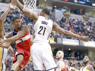 Pemain Washington Wizards, Bradley Beal (3) mencoba memberi umpan kepada rekannya saat dihadang para pemain Indiana Pacers pada laga NBA basketball game di Bankers Life Fieldhouse, Indianapolis, (19/12/2016).  (AP/R Brent Smith)