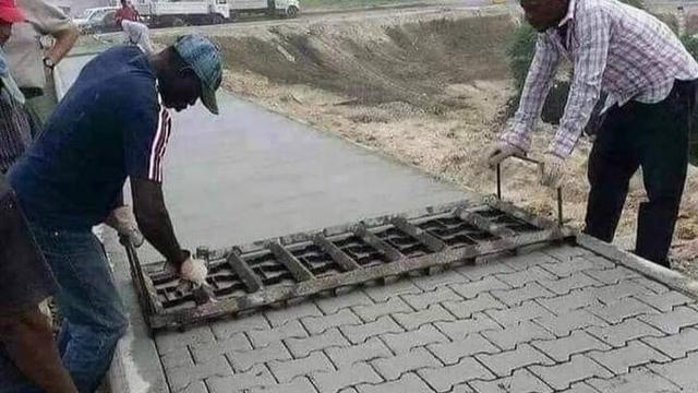 6 Aksi Kuli Bangunan saat Ngecor Jalan Ini Bikin Mandor Heran