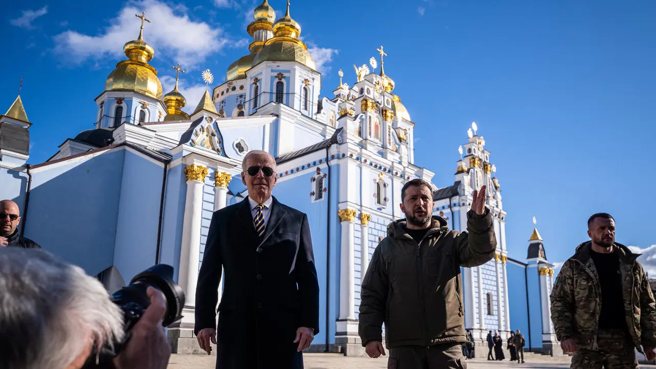 Presiden Ukraina Volodymyr Zelensky Sambut Kedatangan Joe Biden