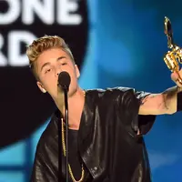 Usai melangsungkan konsernya di London beberapa hari lalu, pada 15 Oktober kemarin Justin Bieber terlihat sedang berada di Tape (salah satu Night Club di London) dan membagikan bunga mawar untuk penggemarnya. (AFP/Bintang.com)