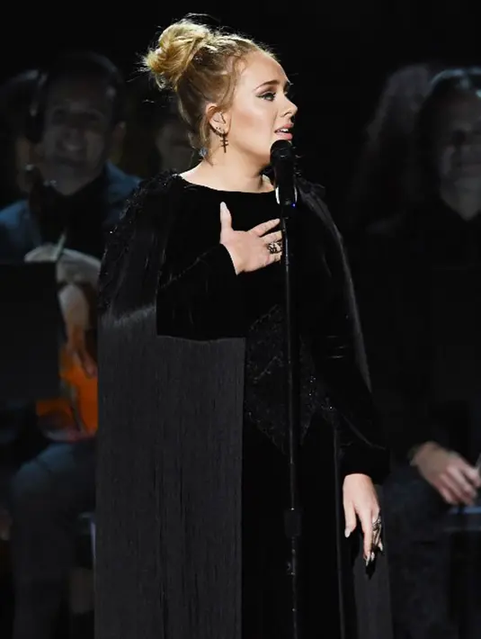 Ajang penghargaan untuk para musisi berprestasi yang kembali digelar ini memberikan kesempatan pada Adele untu tampil sebagai pembuka acara. Single bertajuk ‘Hello’ pun dinyanyikannya untuk menyapa penonton yang hadir. (AFP/Bintang.com)