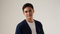 Adhitya Alkatiri sebagai Arga dalam Lebih Dari Selamanya yang mengisahkan cinta sejati dan kesetiaan. Film ini akan tayang di bioskop mulai 28 Agustus 2025. (Foto: Dok. Istimewa)