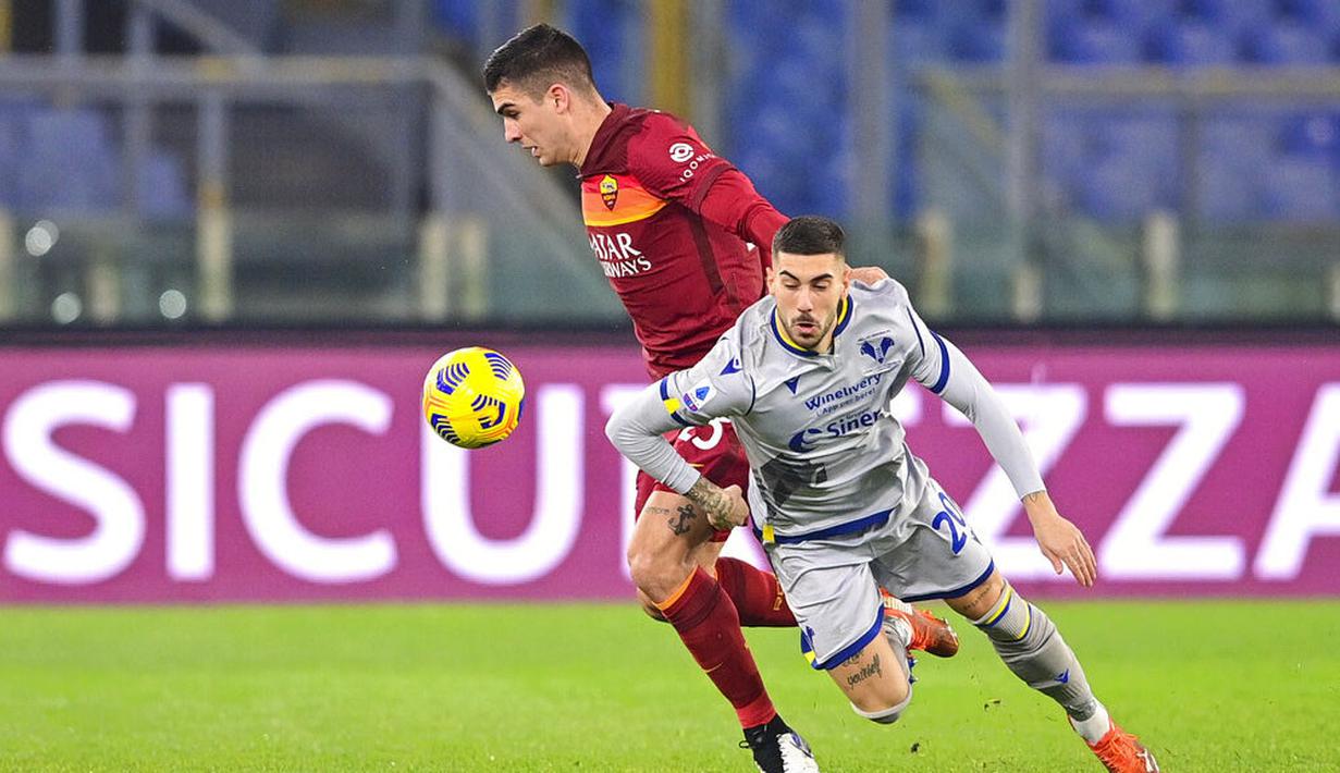 Pemain AS Roma, Gianluca Mancini, berebut bola dengan pemain Verona, Mattia Zaccagni, pada laga Liga Italia di Stadion Olimpico, Roma, Minggu (31/1/2021). AS Roma menang dengan skor 3-1. (Fabio Rossi/LaPresse via AP)