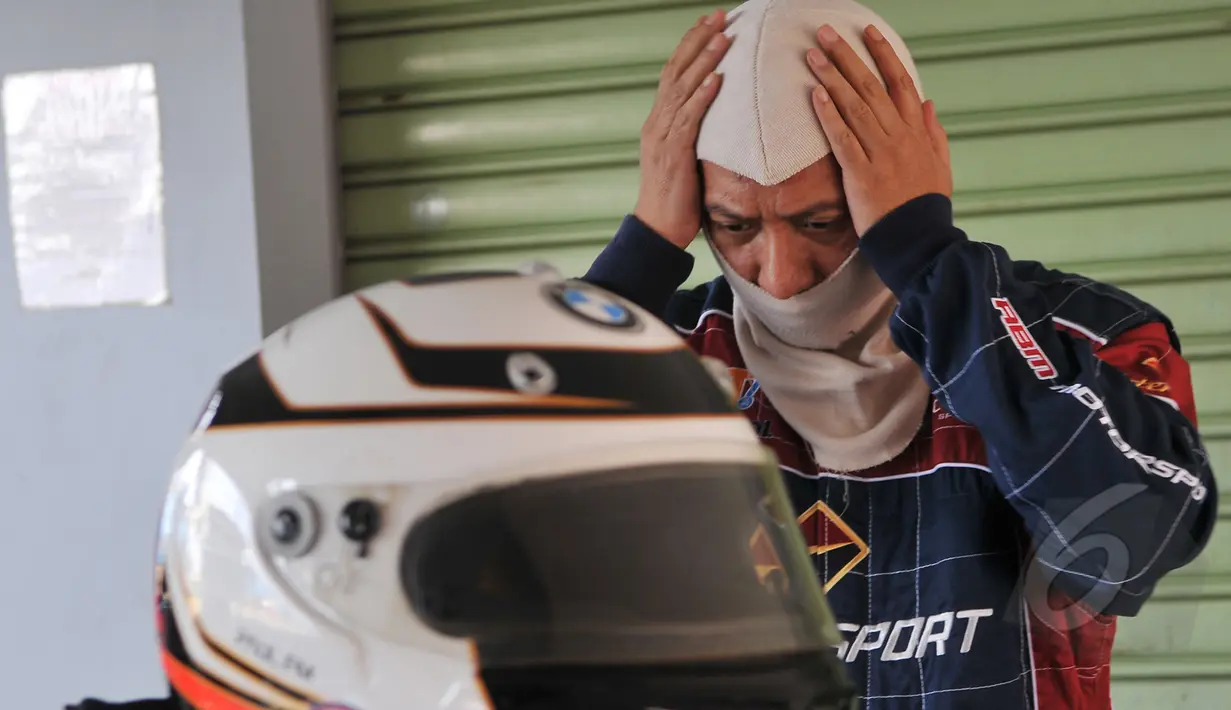 Paul Montolalu memakai pelindung kepala saat akan latihan di Sirkut Sentul, Bogor (12/5/2015). Indonesia akan menggelar balap ketegori Super Car yang akan diadakan 23 - 24 Mei 2015. (Liputan6.com/Herman Zakharia)