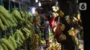 Aktivitas jual beli pisang di Pasar Lembang, Tangerang, Sabtu (3/10/2020). Pandemi Covid-19 berdamak pada permintaan pisang di pasar tersebut yang mengalami penurunan. (Liputan6.com/Angga Yuniar)