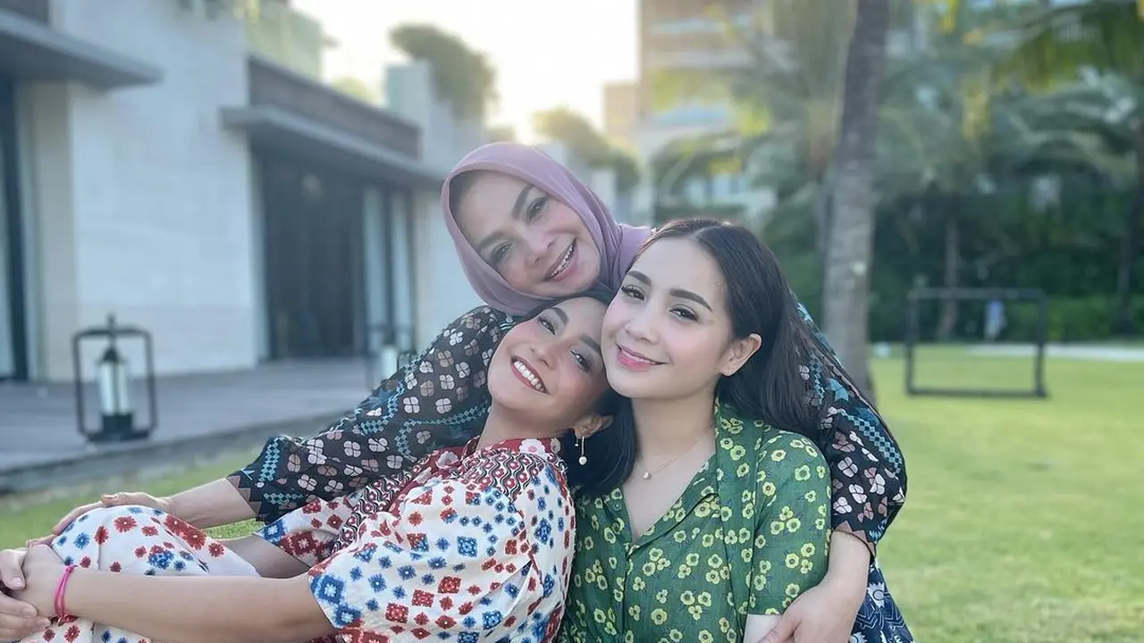 Potret kebersamaan Rieta Amilia bersama kedua putrinya, Caca Tengker dan Nagita Slavina. (Foto: Instagram/rieta_amilia)