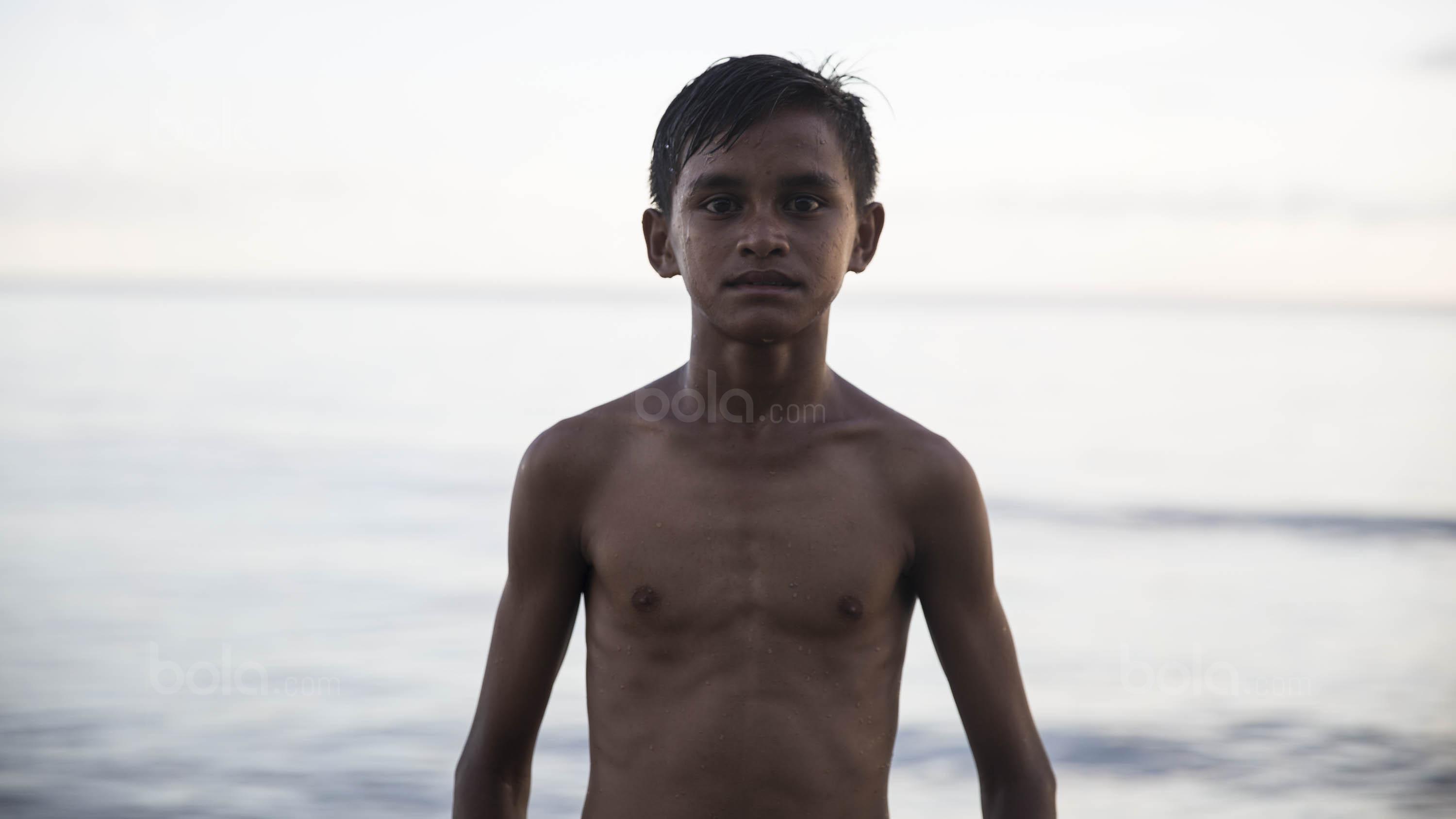 Pesepak bola Tulehu Putra, Ilham Lestaluhu, usai latihan di tepi Pantai Tial, Tulehu, Selasa (14/11/2017). (Bola.com/Vitalis Yogi Trisna)