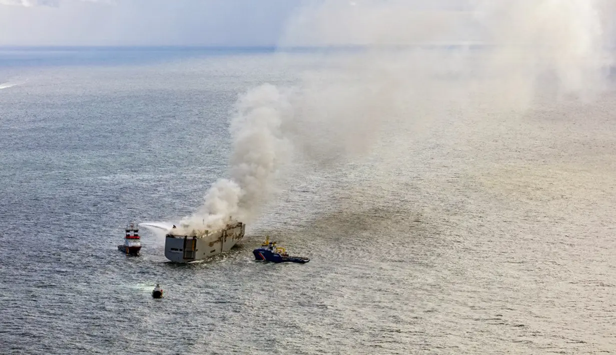 Beberapa awak terpaksa melompat ke laut setelah kebakaran dimulai pada Selasa malam di Fremantle Highway yang terdaftar di Panama. (Flying Focus/ANP/AFP)