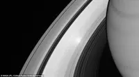 Bulan kecil di sisi B cincin Saturnus. (NASA)