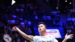 Anthony Sinisuka Ginting tumbang setelah meladeni perlawanan Toma Junior Popov selama tiga set dengan skor akhir 18-21, 21-19, 23-25 untuk kemenangan tunggal putra tuan rumah. (Bertrand GUAY/AFP)