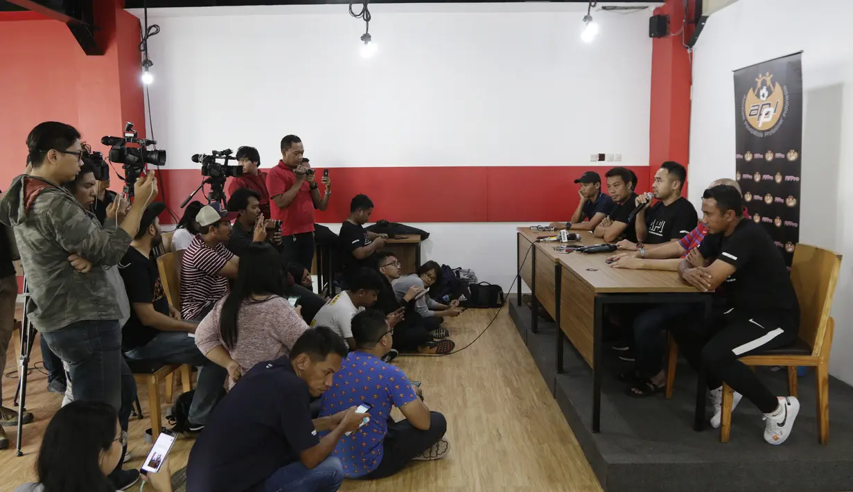 General Manager APPI, Ponaryo Astaman, memberikan keterangan saat jumpa pers di Jakarta, kamis (20/12). Para pemain tersebut membantah terlibat pengaturan skor di Piala AFF 2010. (Bola.com/M Iqbal Ichsan)