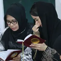 Pesinetron Ririn Ekawati baru saja menggelar acara tahlil buat suaminya, Ferry Wijaya. Malam itu, Ririn masih tak kuasa menahan air matanya. Beberapa kali ia terlihat mengusap air matanya. (Adrian Putra/Bintang.com)