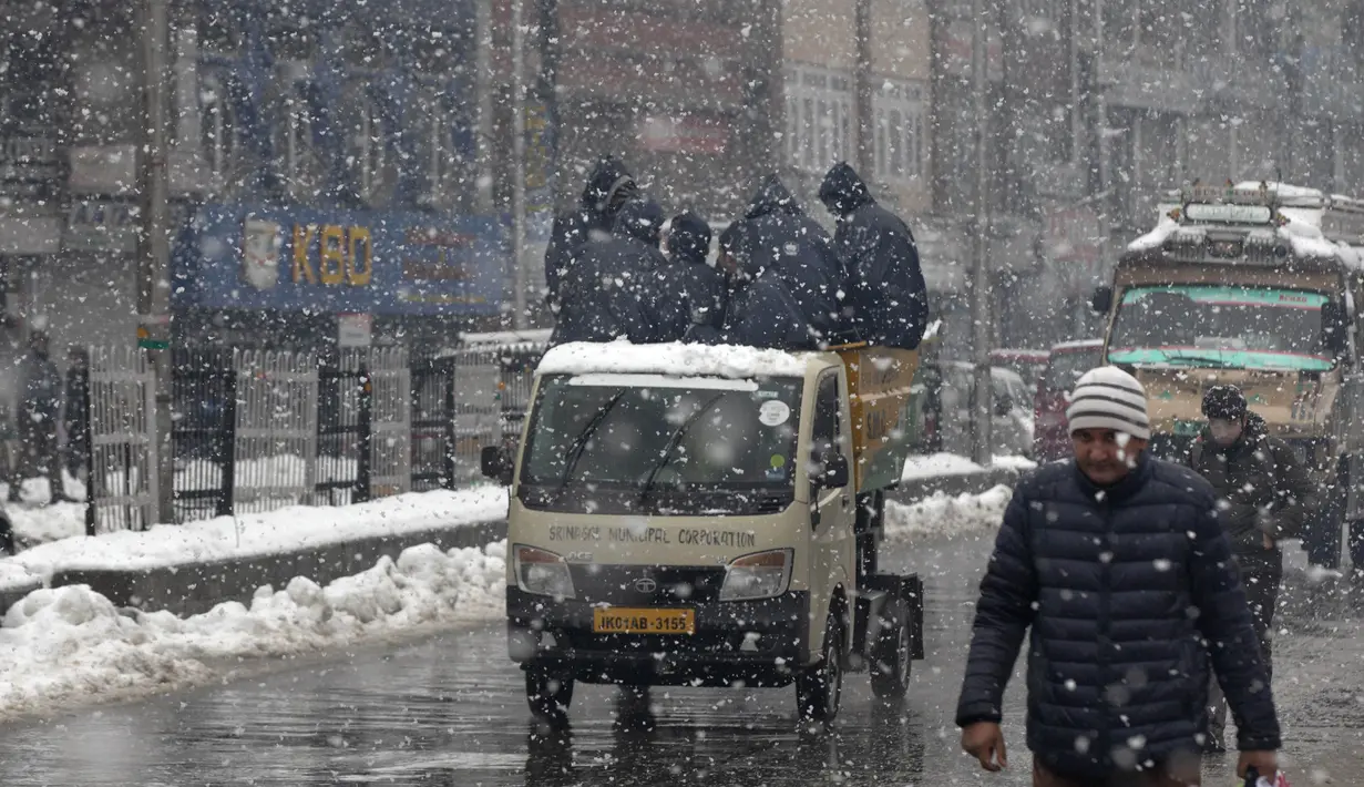 Suasana saat salju turun di Srinagar, Kashmir yang dikuasai India (15/1/2020). Selama dua hari terakhir wilayah Himalaya telah menyaksikan hujan salju lebat yang mengakibatkan serangkaian longsoran dan tanah longsor. (AP Photo/Dar Yasin)