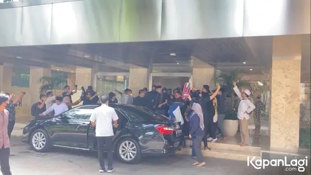 6 Potret Mesut Ozil Sholat Jumat di Masjid Istiqlal, Picu Anstusiasme Warga