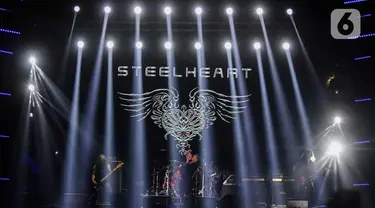 Grup musik rock asal Amerika, Steelheart saat tampil pada acara The 90's Festival 2024 di Gambir Expo Kemayoran, Jakarta, Sabtu (10/8/2024). (Liputan6.com/Herman Zakharia)