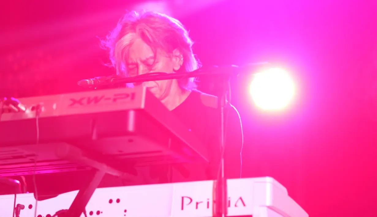 Diatas panggung pemilik nama lengkap Fariz Rustam Munaf ini juga mengungkapkan kegembiraannya bisa tampil bersama dengan jazz idolanya. (Andy Masela/Bintang.com)