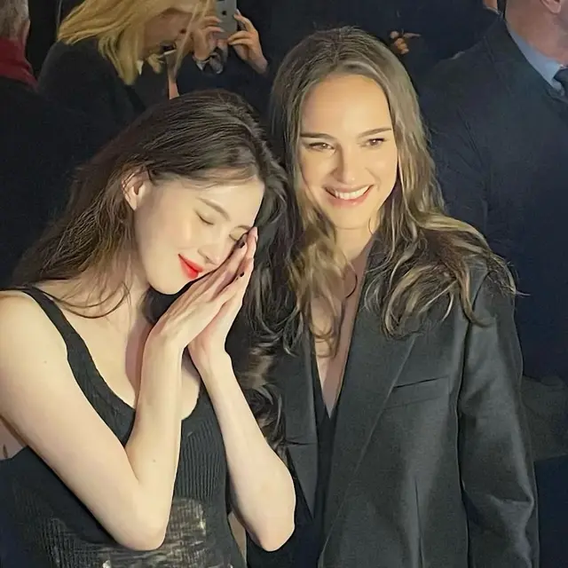 Gaya Rebel Han So Hee Foto Bareng Natalie Portman Layaknya Bestie di Paris Fashion Week, Pakai Gaun Menerawang hingga Nyeker Usai Acara