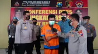 Tersangka penipuan mengaku polisi diciduk polisi Sidoarjo. (Dian Kurniawan/Liputan6.com)