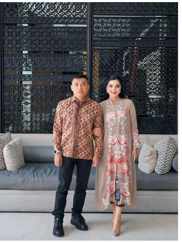 6 Potret Outfit Kebaya Ashanty di Kondangan Teman Kuliah, Inspirasi Gaya Elegan
