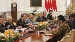 Mantan Perdana Menteri Jepang, Yasuo Fukuda (keempat kiri) berdialog dengan Presiden Joko Widodo saat kunjungannya di Istana Merdeka, Jumat (27/10). Kunjungan ini juga membahas kerjasama dalam bidang ekonomi. (Liputan6.com/Angga Yuniar)