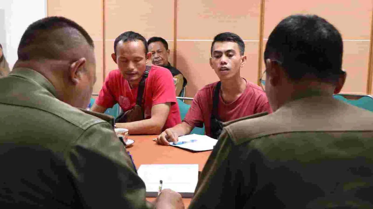 Pemerintah Provinsi (Pemprov) DKI Jakarta menindak tegas tiga armada truk pengangkut tinja yang beberapa waktu lalu kedapatan membuang limbah domestik ke saluran drainase kota di Jalan DI Panjaitan, Jatinegara, Jakarta Timur (Jaktim) (Dokumentasi Pemprov