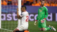 Penyerang Luis Muriel frustasi usai sundulannya digagalkan kiper MU, David de Gea pada Liga Champions di stadion Ramon Sanchez Pizjuan, Spanyol (21/2). De Gea berkali-kali menyelamatkan gawangnya dari gempuran pemain Sevilla. (AFP Photo/Jorge Guerrero)